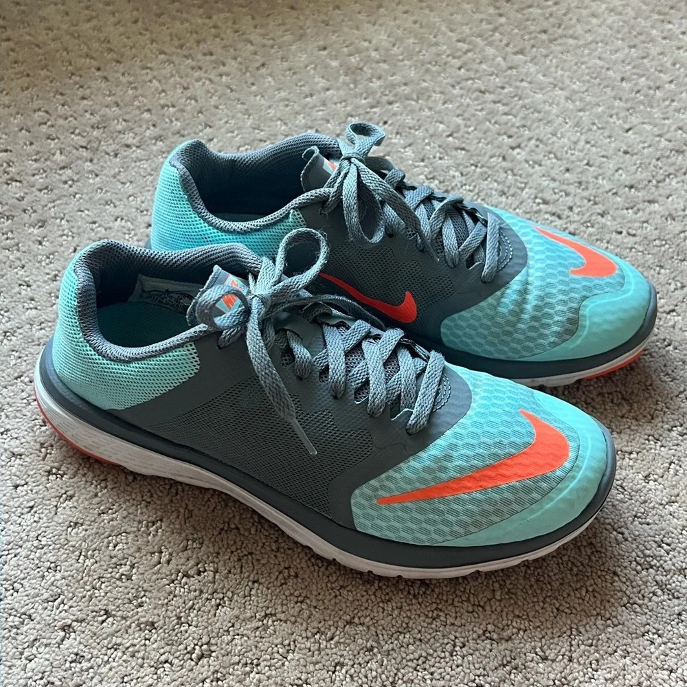 NIKE Sneakers